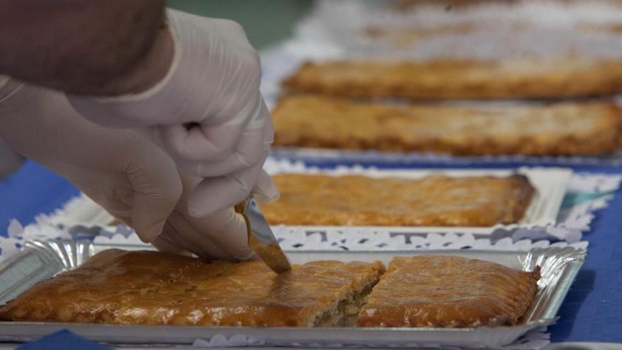 Cómo hacer la coca amb tonyina, el manjar de Hogueras