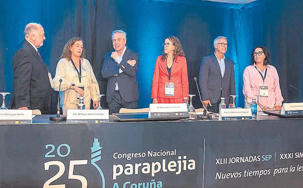 Antonio Rodríguez Sotillo, Reyes Marín (presidenta de Aselme), Antonio Gómez Caamaño, Lluïsa Montesinos (presidenta de la SEP), Luis Verde y Beatriz Saavedra, ayer, en la inauguración oficial de ‘Paraplejia 2025’, en el Hotel Attica21 de A Coruña.