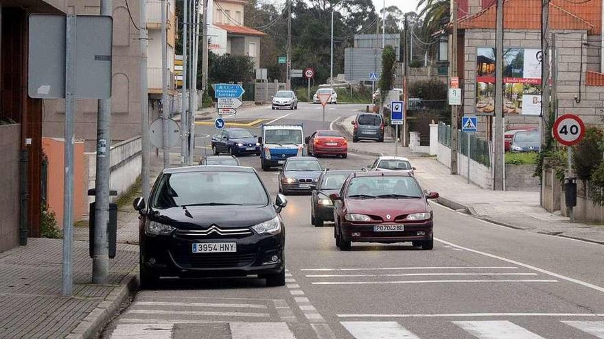 Tramo de la calle Progreso en su unión con la rotonda de Arnelas. // Rafa Vázquez