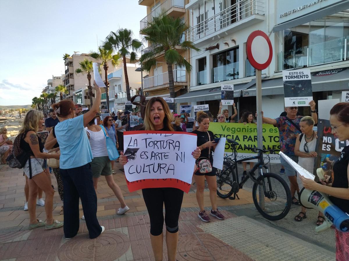 Un centenar de personas se manifiesta en Xàbia contra los 