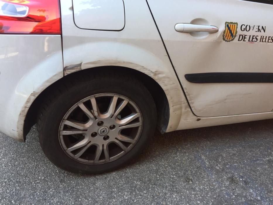 Pésimo estado del coche del servicio médico del centro de salud de s'Escorxador