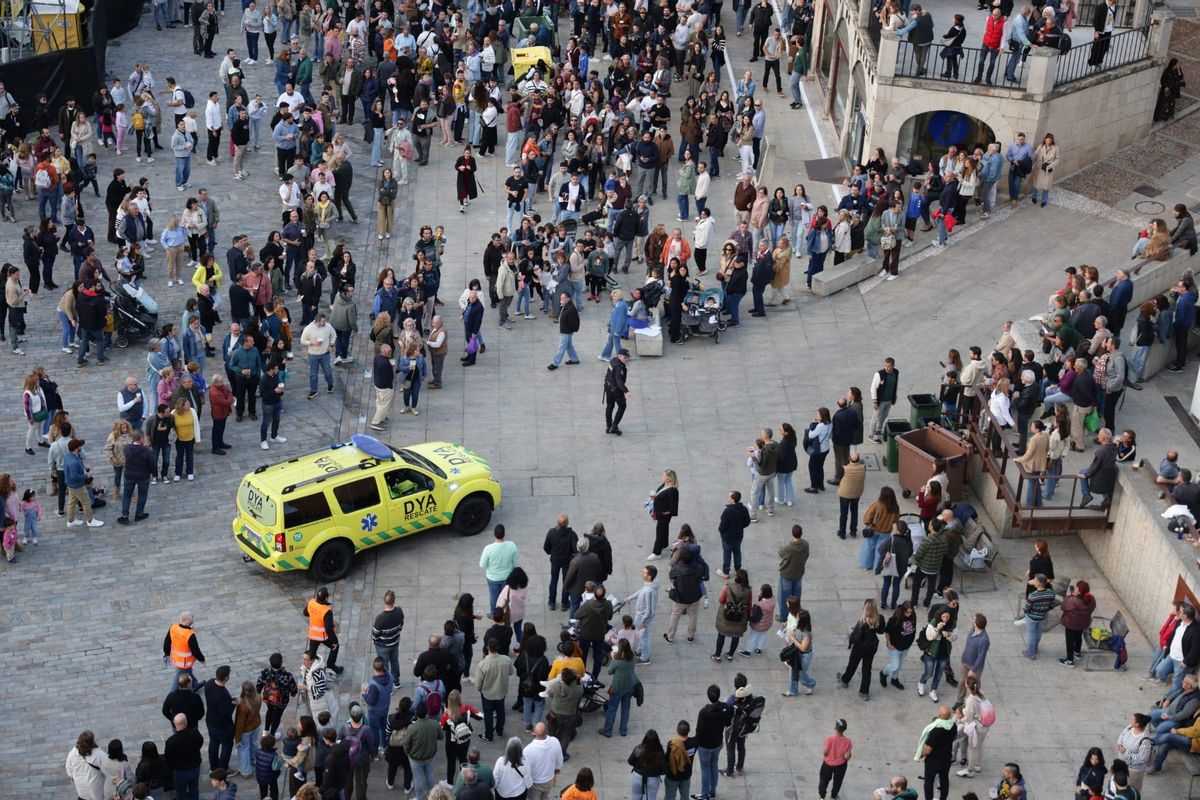 Una ambulancia entre la multitud.
