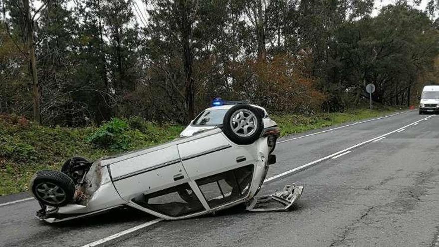 Aparatoso vuelco de un vehículo en Moaña  |  Un conductor resultó ayer herido tras volcar con su coche en la PO-313 en Moaña. Ocurrió por la tarde. El automovilista, vecino de Marín, circulaba cerca del antiguo vertedero de A Fraga cuando perdió el control del coche e impactó contra el talud del monte. El desnivel del talud hizo que el coche cogiese impulso, cayendo sobre la calzada con las ruedas hacia arriba.