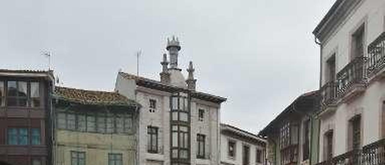 Chechu Campos, Presen Luzón y Chema Gamboa, en la plaza Parres Sobrino de Llanes.