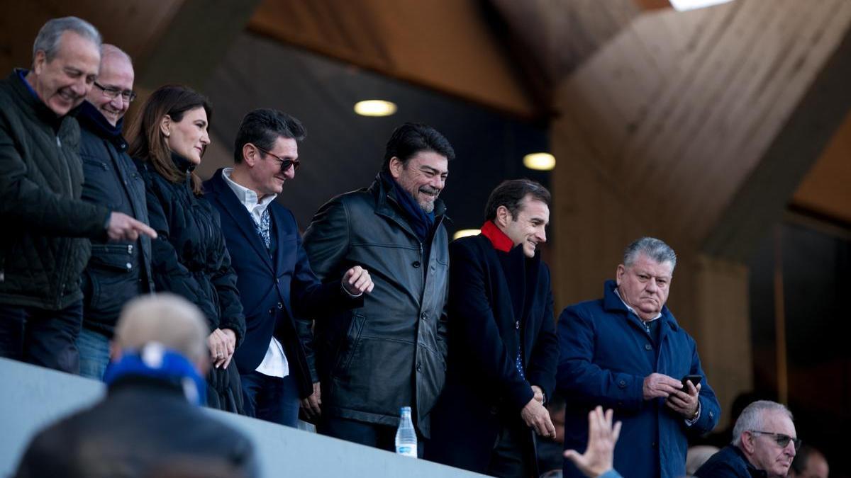 Luis Barcala, Carlos Parodi y Valentín Botella, en el palco del José Rico Pérez.