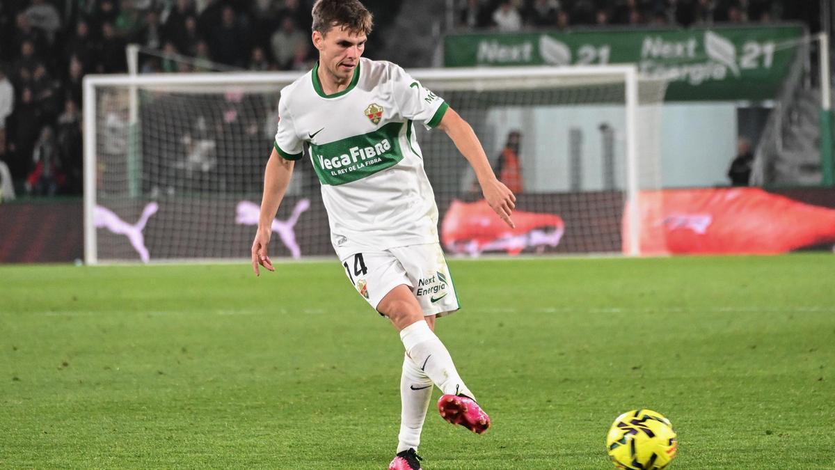 Aleix Febas da un pase durante el partido ante el Villarreal.