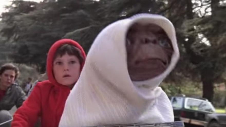 El regreso de E.T. emociona a las redes