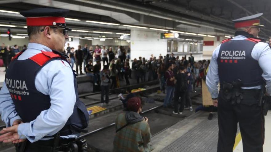 Los Mossos vigilan a un grupo de protestantes en Barcelona.