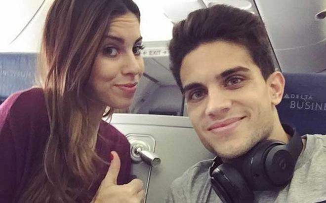 Marc Bartra y su pareja, Melissa Jiménez, emprendiendo su viaje de Navidad