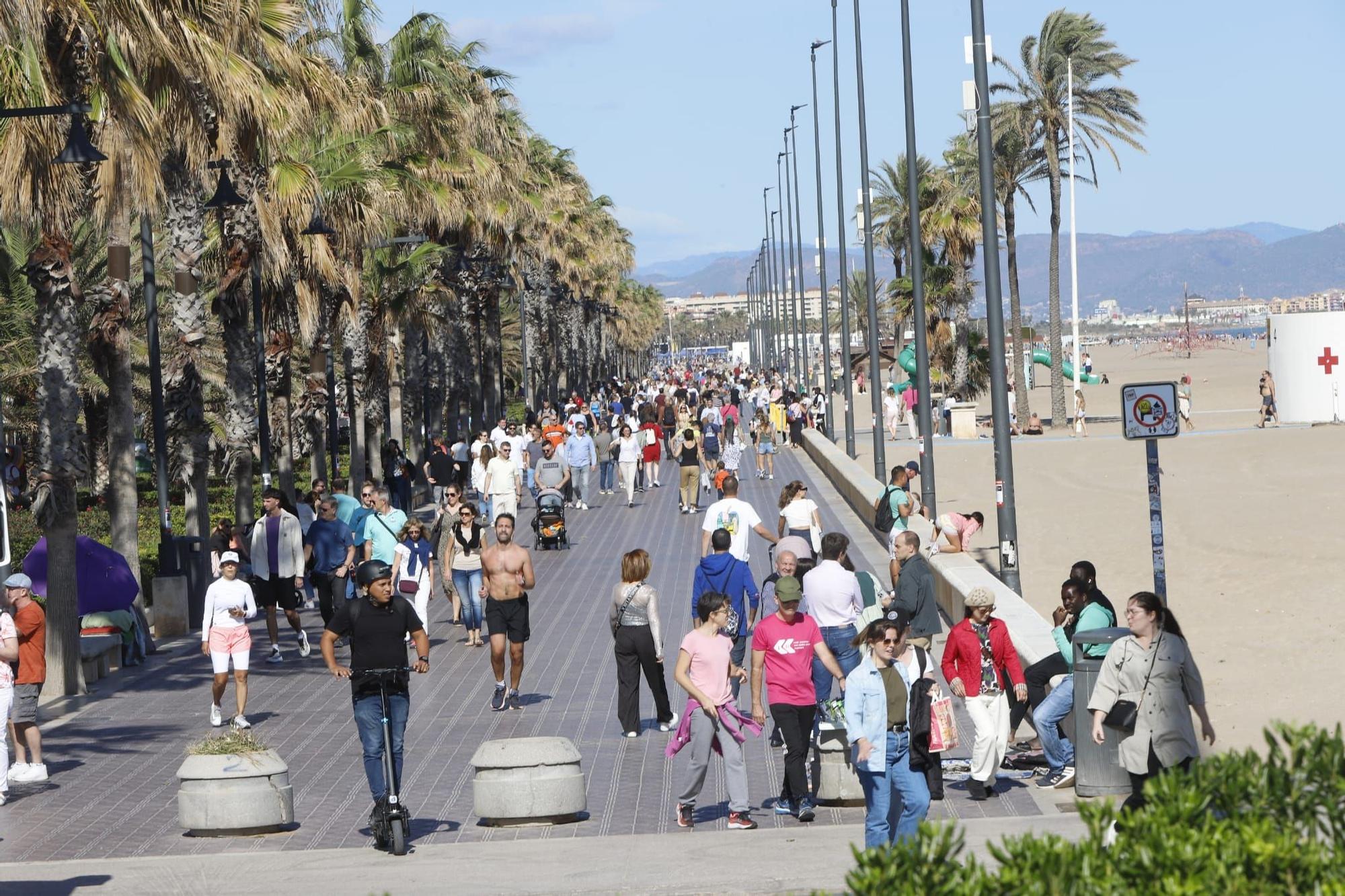 Los valencianos llenan playas y parques con las temperaturas estivales a las puertas de noviembre