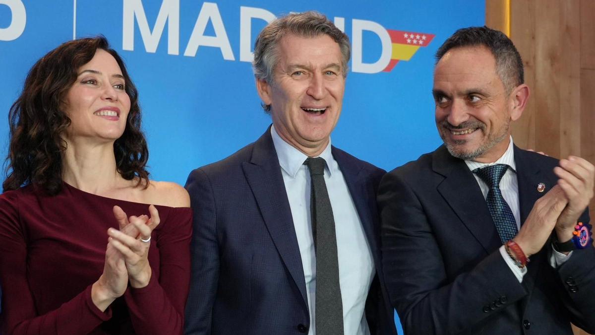 Isabel Díaz Ayuso, Alberto Núñez Feijóo y Manuel Bautista en la tradicional Cena de Navidad del PP de Madrid, celebrada en Alcorcón.