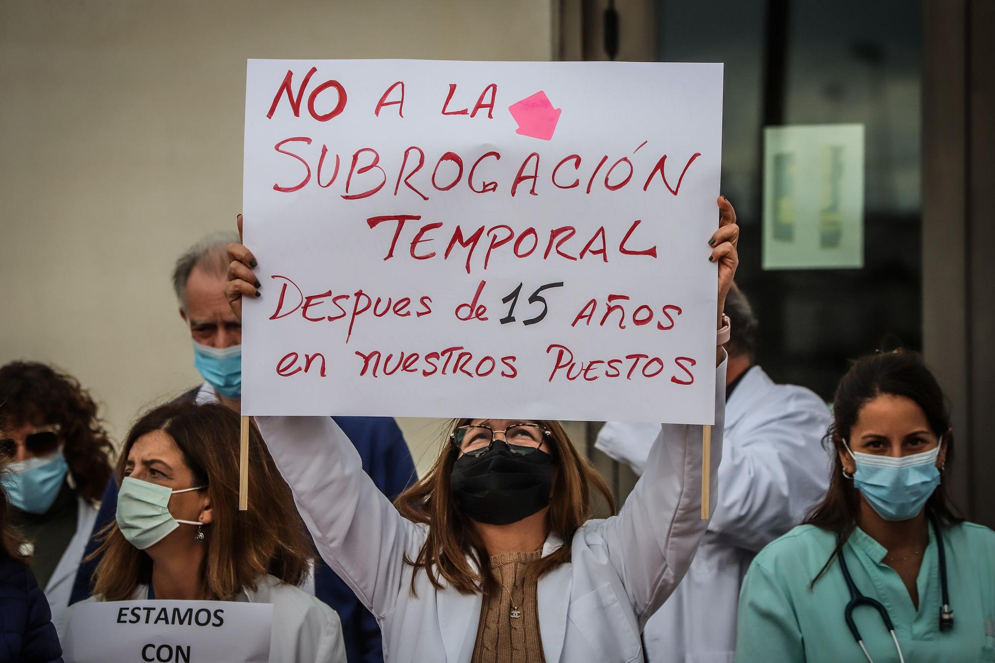 Protesta de los médicos sin MIR a las puertas del Hospital Universitario de Torrevieja