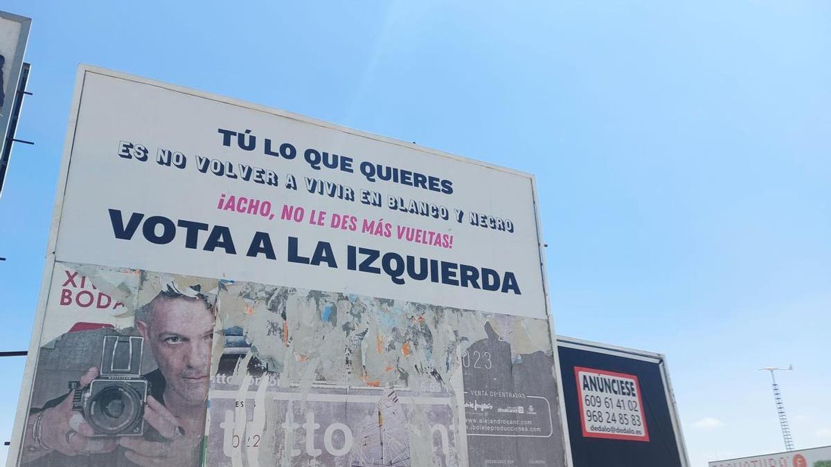Uno de los carteles que piden el voto a la izquierda en la ciudad de Murcia