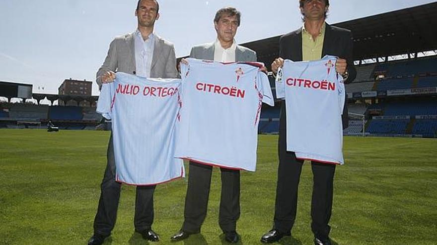 El técnico céltico, Pepe Murcia, flanqueado por sus colaboradores Julio Ortega, a la izuqierda, preparador físico, y Ricardo Pozo, &quot;Ricar&quot;, segundo entrenador.