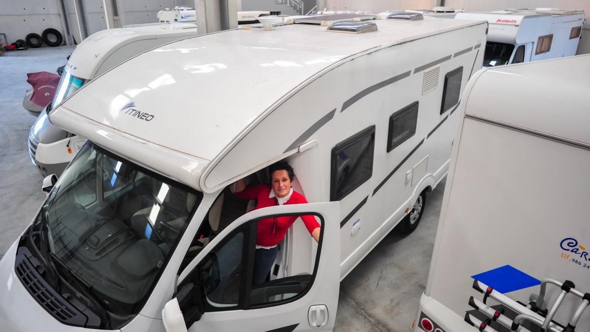 Ana Suárez, de Autocaravanas Arousa, en el puesto de conducción de uno de estos vehículos