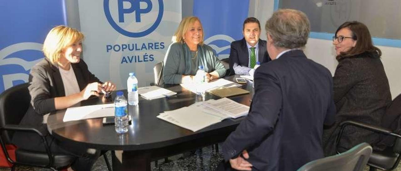 Por la izquierda, Esther Llamazares, Mercedes Fernández y Pedro de Rueda, presidente del PP de Avilés. De espaldas, el portavoz municipal, Carlos Rodríguez de la Torre, y la concejala Ana Bretón, en la sede del partido.