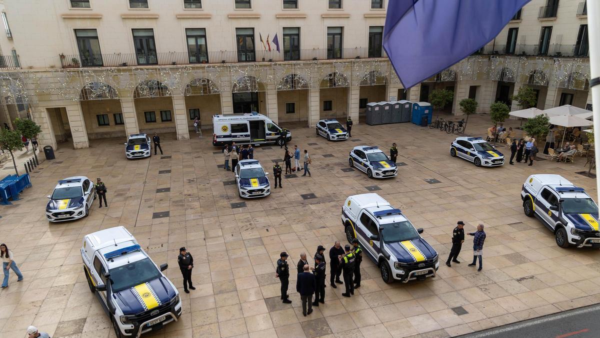 Imagen de archivo de vehículos de la Policía Local de Alicante en la plaza del Ayuntamiento.