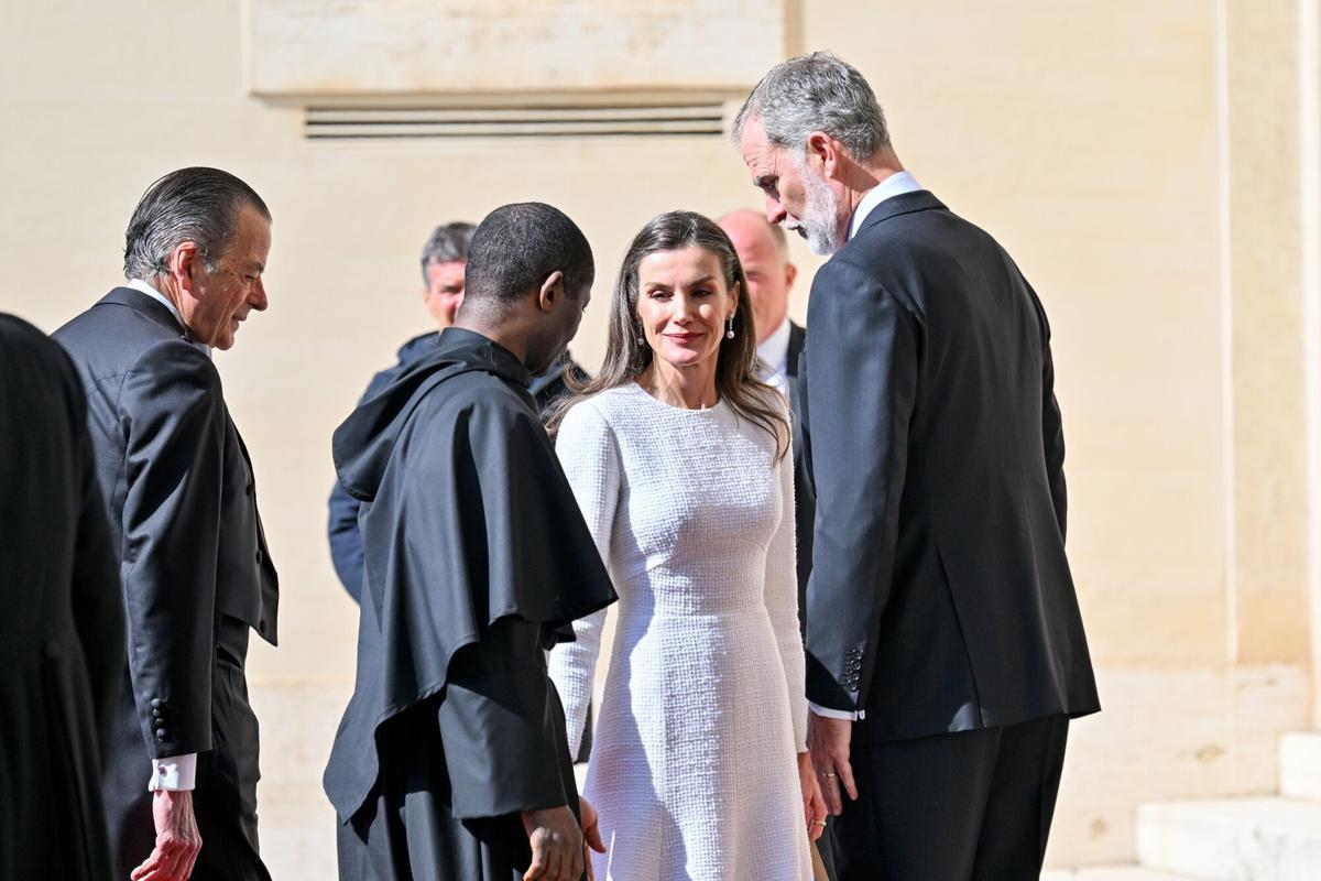 Felipe VI y la reina Letizia llegan al Vaticano para su audiencia con León XIV.