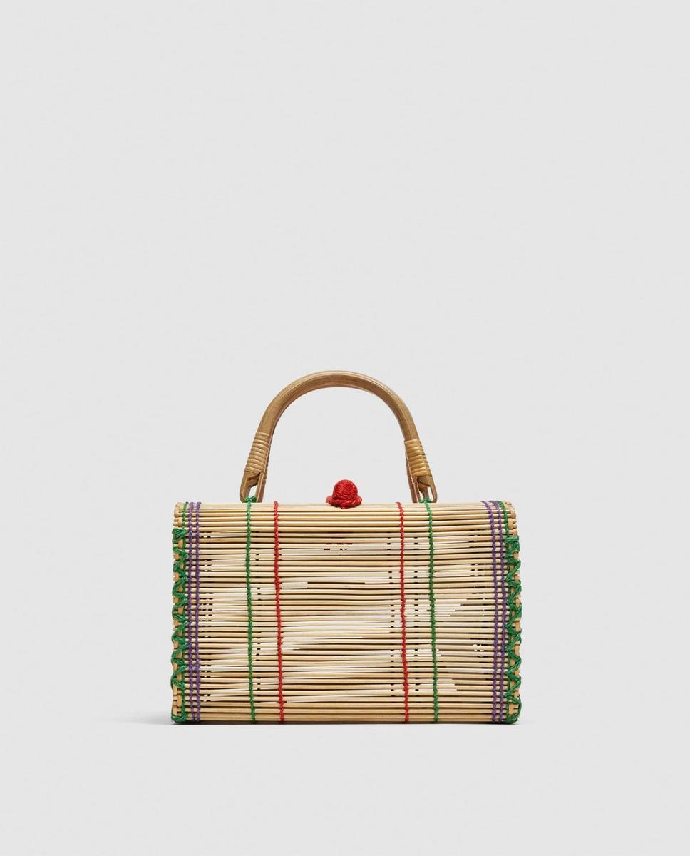 Bolso tipo esterilla en tres colores de Zara. (Precio: 29,95 euros)