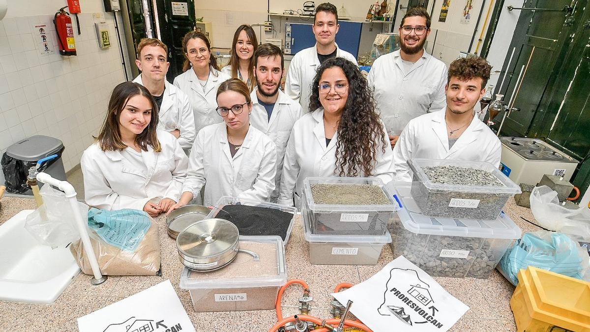 Alumnado del IES Politécnico Las Palmas lleva a cabo un proyecto para fabricar materiales de construcción con ceniza del volcán de La Palma