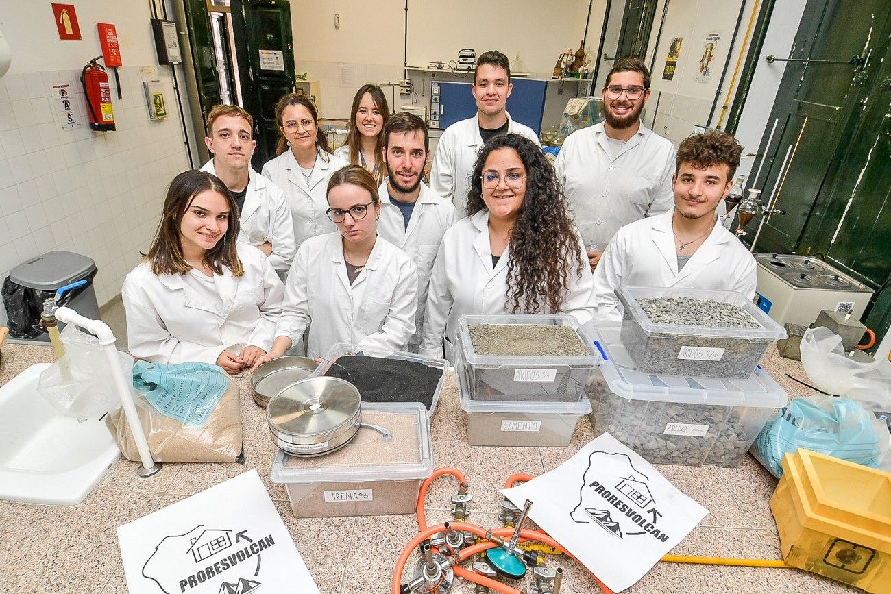 Alumnado del IES Politécnico Las Palmas lleva a cabo un proyecto para fabricar materiales de construcción con ceniza del volcán de La Palma