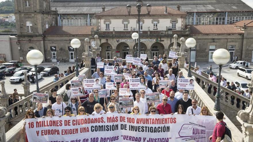 Las víctimas del Alvia recaban 30.000 firmas por una investigación &quot;creíble&quot;