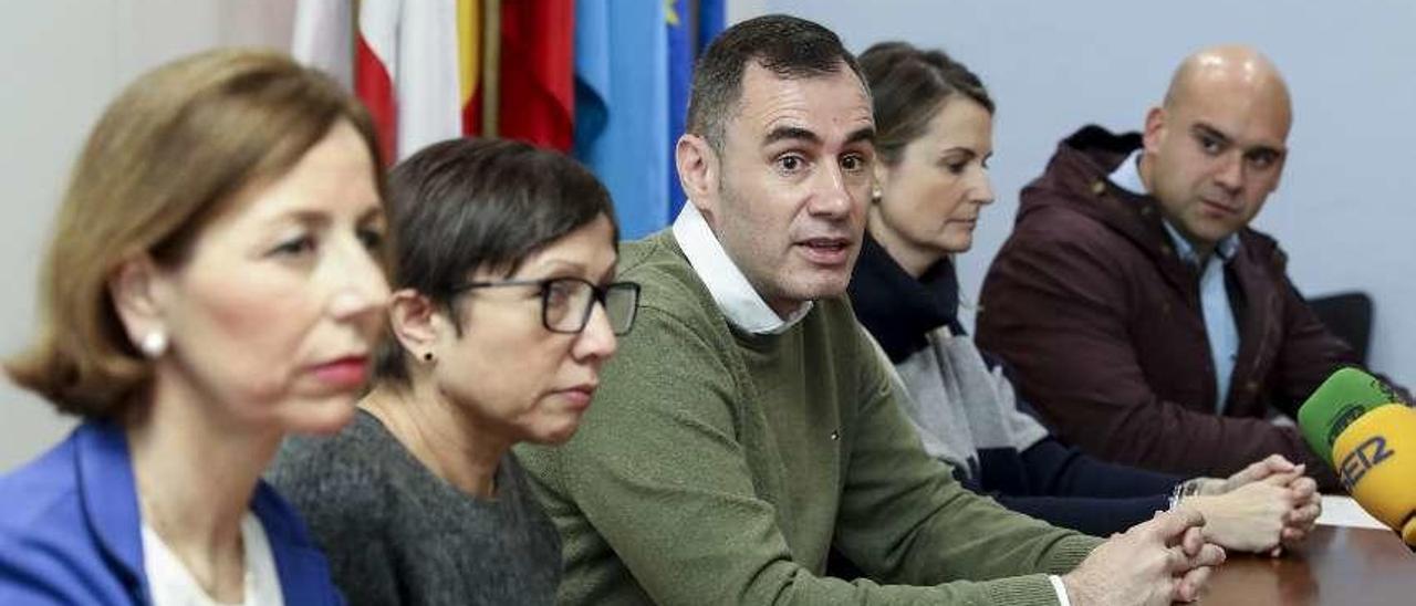 Por la izquierda, Ángeles Fernández-Ahuja (PP), Yolanda Huergo (Podemos), Rubén Pérez (Ciudadanos), Laura Hurlé (Vox) y Jesús Martínez Salvador (Foro), ayer, en una comparecencia en bloque.