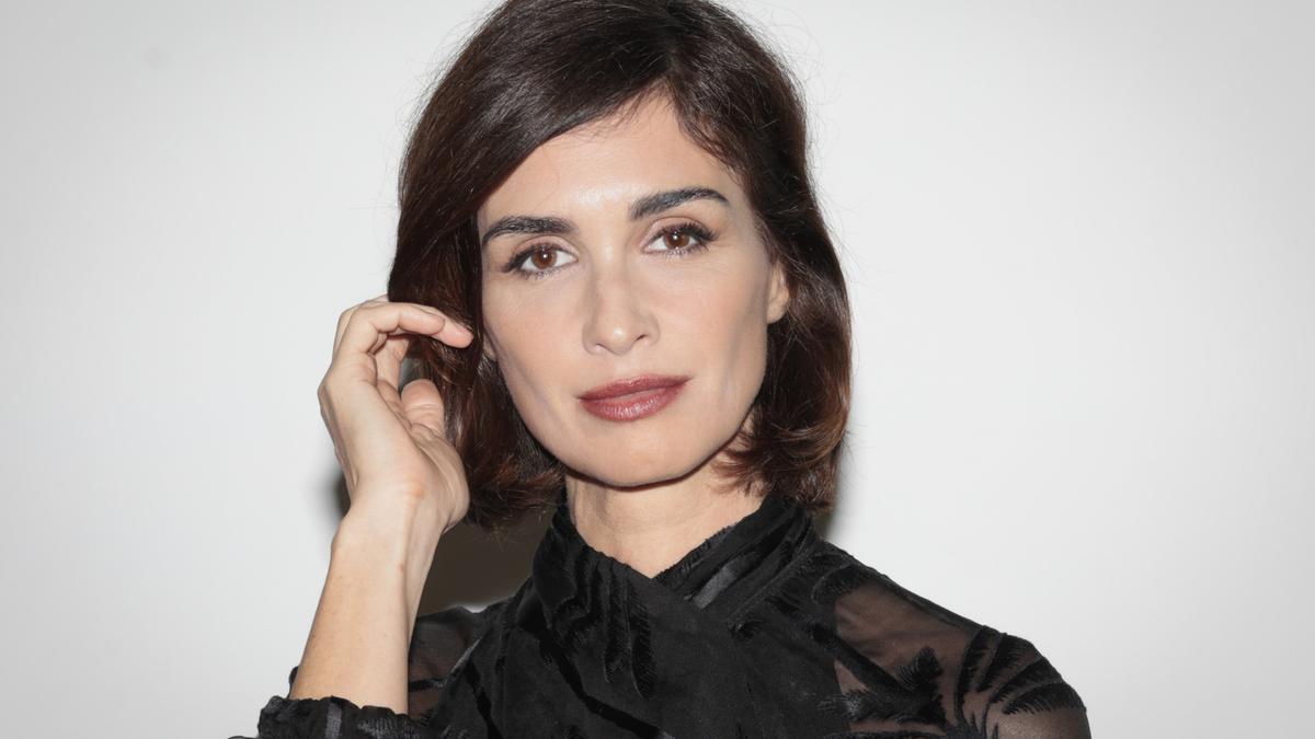 Paz Vega o cómo combinar un jersey de cuello alto negro para triunfar