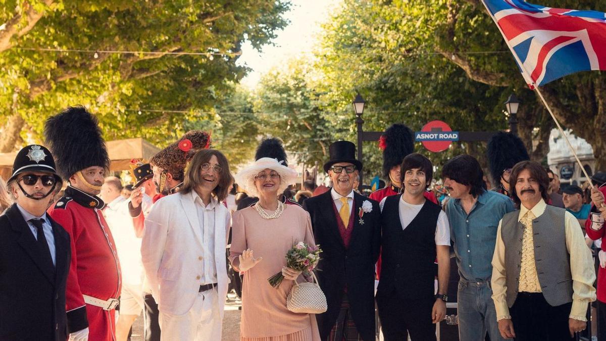 Participantes en el Asnot disfrazados de la Reina Isabel II y su consorte, los Beatles y guardias del Palacio de Buckingham/ Asnot