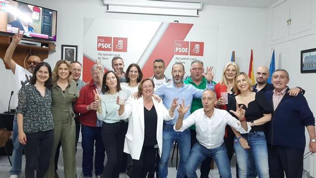 Los integrantes de la lista del PSOE de Siero y militantes celebran la mayoría absoluta de Cepi en la sede socialista de la Pola. | L. Palacios