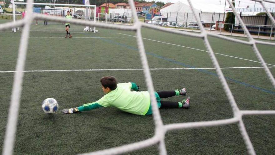 En Valliniello los más futboleros compitieron en una batalla de porteros (abajo).