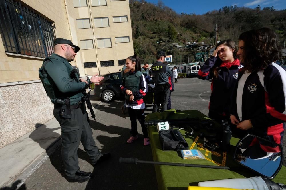 Exhibición Guardia Civil en el colegio San José de Sotrondio