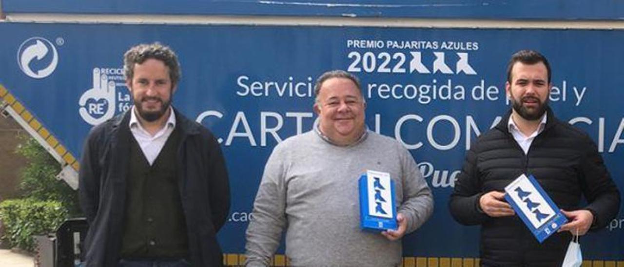 El consejero delegado de Conyser, Eduardo Chacón, en el centro en 2022 en la presentación del premio Pajarita Azul, que la organización que agrupa a las empresas del sector de la celulosa y el papel concedió a la empresa.