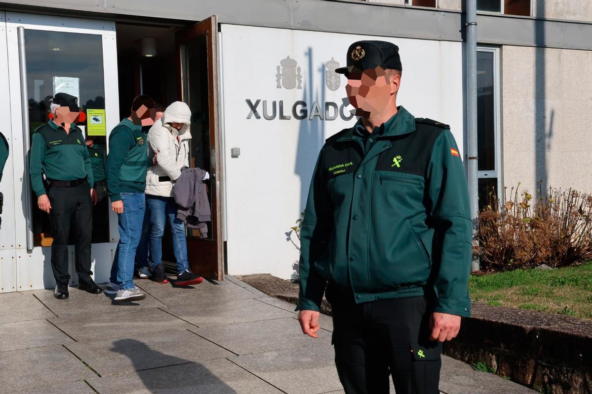 Tensión y gritos en los juzgados de Porriño contra el detenido por el crimen de Salceda: "¡Asesino!"