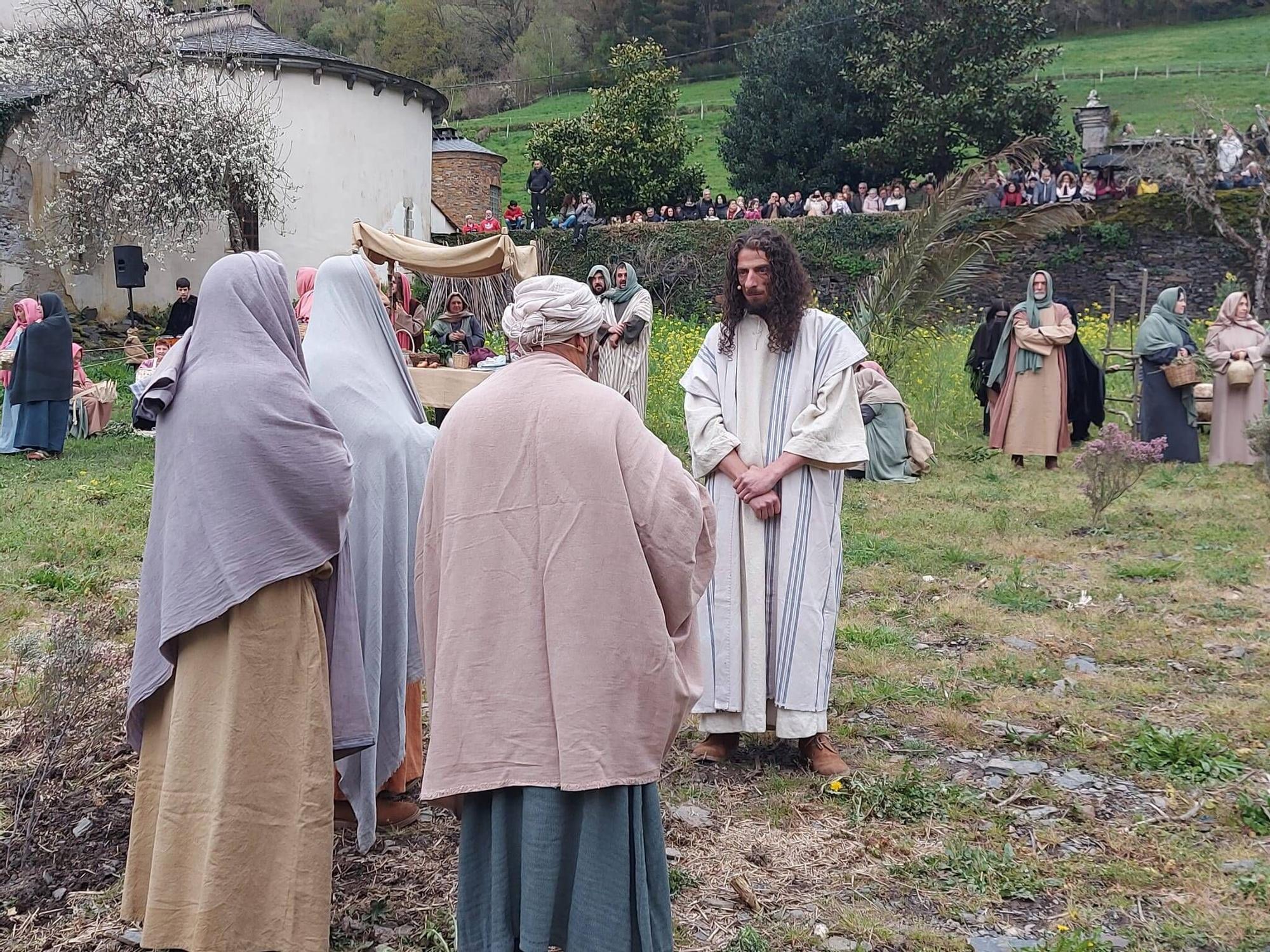 EN IMÁGENES | Vía crucis viviente en Villanueva de Oscos