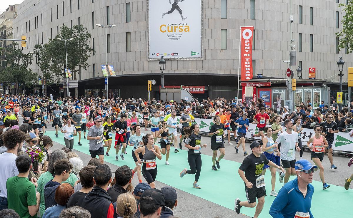 Los participantes finalizando en plaça Catalunya su recorrido de 10 km durante la 44 edición de la Cursa de El Corte Inglés