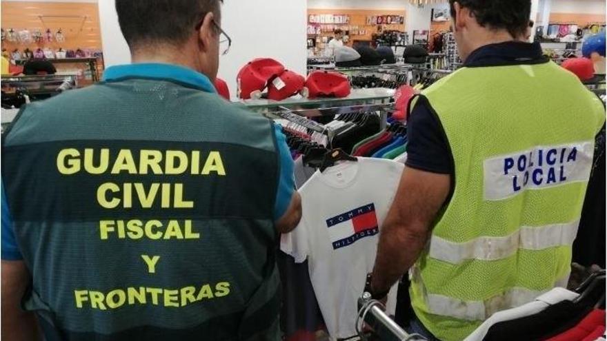 Intervenidas 549 prendas de marcas falsificadas en una tienda china de San Roque en Badajoz
