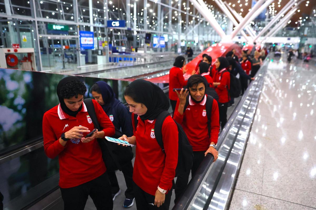La selección femenina iraní sigue en un hotel de Kuala Lumpur mientras se prepara su viaje