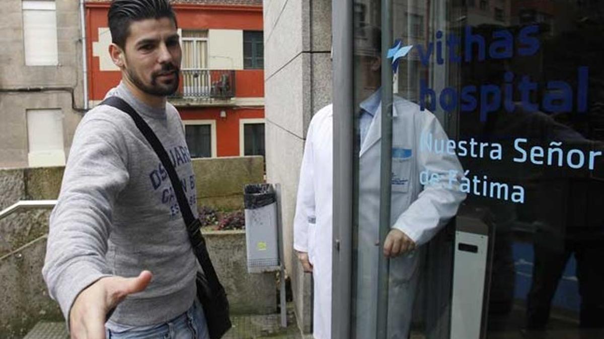 Nolito, a la entrada del centro médico en el que se sometió a las pruebas médicas que confirmaron su lesión