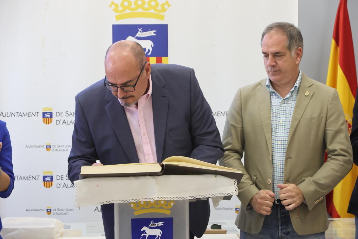 La Sociedad Musical La Paz firma el Llibre d'Or del Ayuntamiento de Sant Joan
