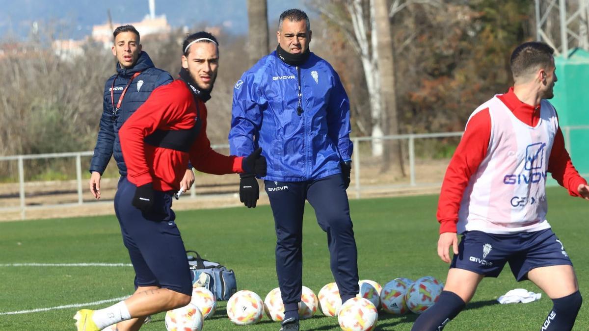 Germán Crespo sigue el entrenamiento de Gudelj y Ekaitz Jiménez, durante una sesión de esta semana.
