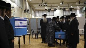 zentauroepp49898020 ultra orthodox jews watch rabbi israel hager vote in bnei br190917204023