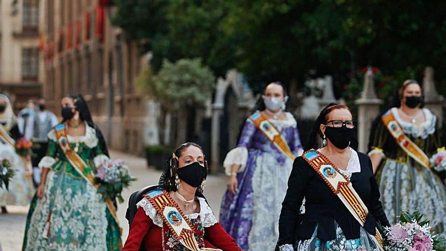 Unas niñas desfilan en la Ofrenda a la Virgen.