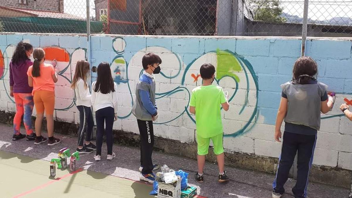 Alumnos de El Cotayo, en un taller de grafiti, en una imagen de archivo.