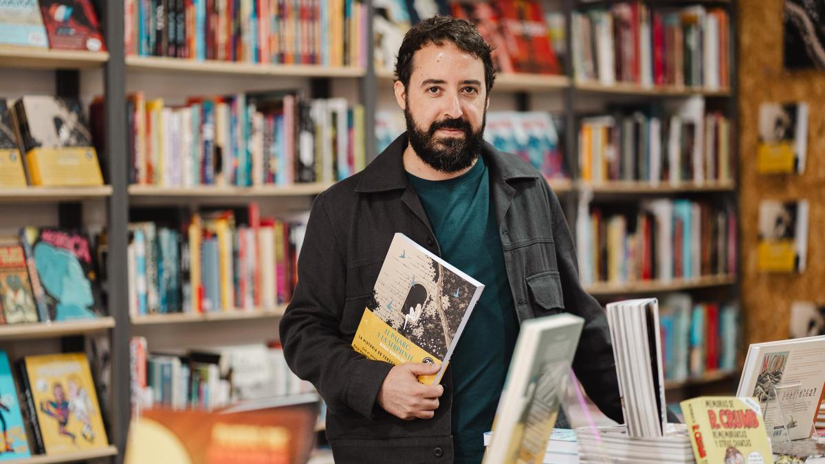 Borja González, en la librería Generación X de Tirso, en Madrid.