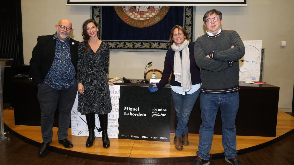 Antón Castro, Carmen Ruiz, Paula Labordeta y Antonio Ibáñez ayer en el inicio del ciclo 100 años de la palabra.