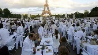El baile de magos del verano en Santa Cruz: mesas, cena y música, pero con ropa blanca