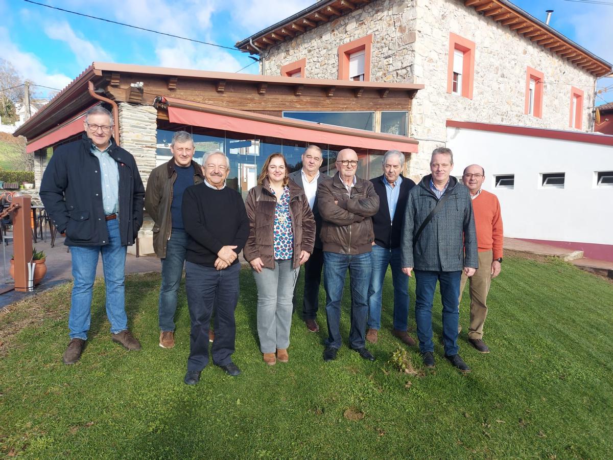 Los exalcaldes junto al Rindión.