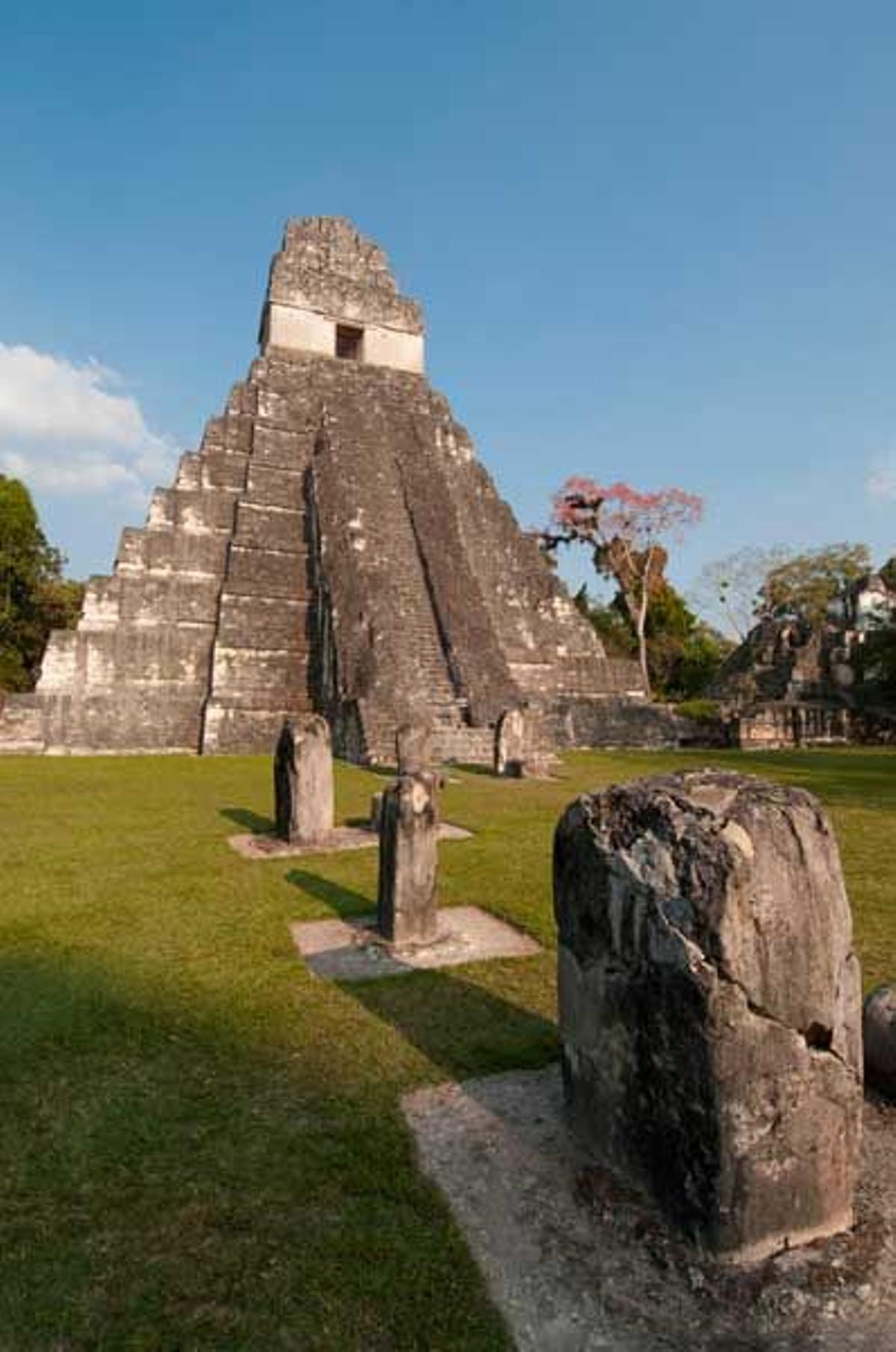 Templo I y Gran Plaza en Tikal.