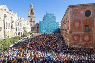 Miles de personas abarrotan la plaza Belluga en Murcia contra la amnistía